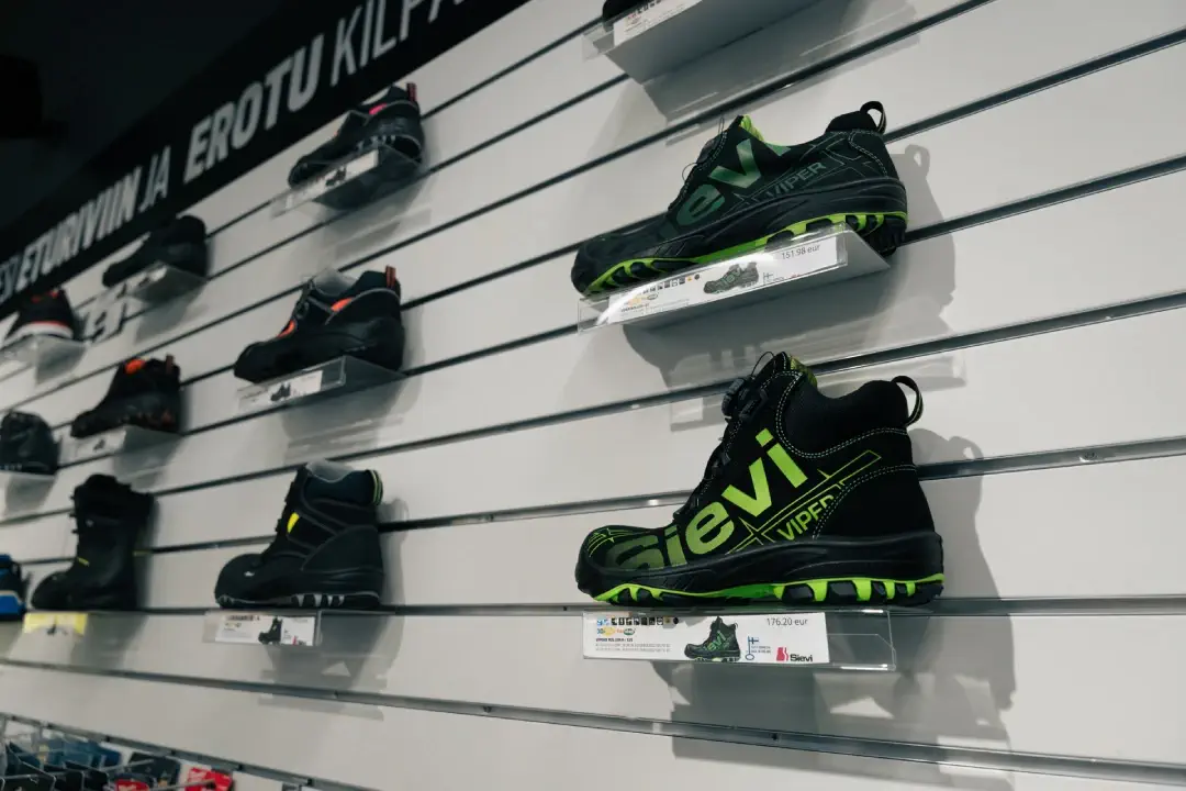 Jalkineet myymälässä