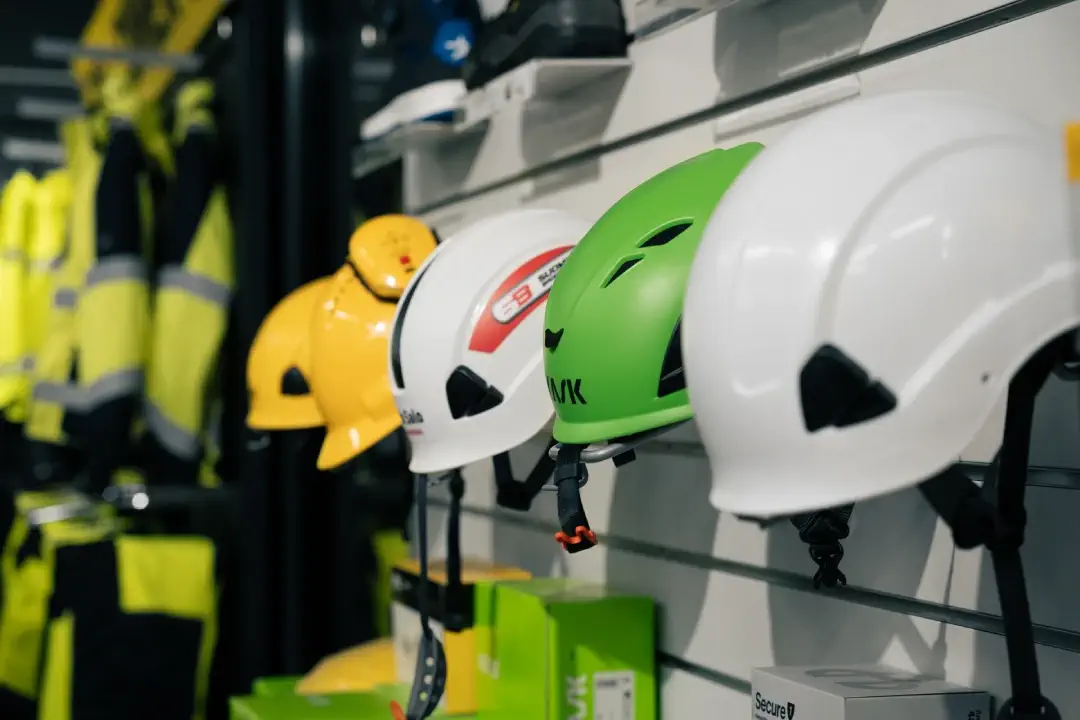 Suojaimet, kuten kypärät ja PPE tarvikkeet